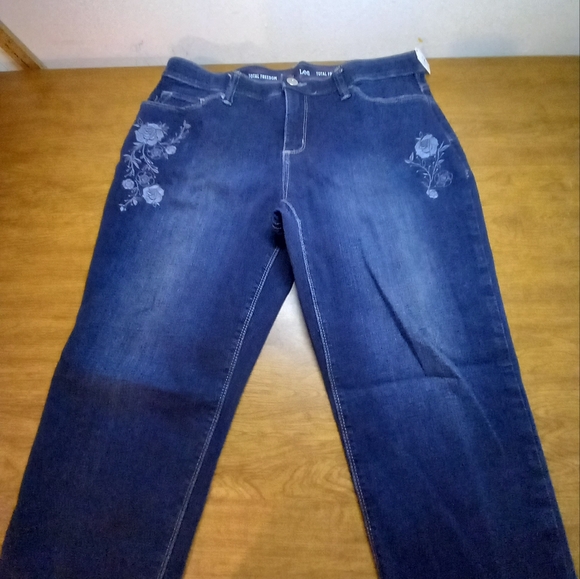 Lee Capri - Picture 1 of 5